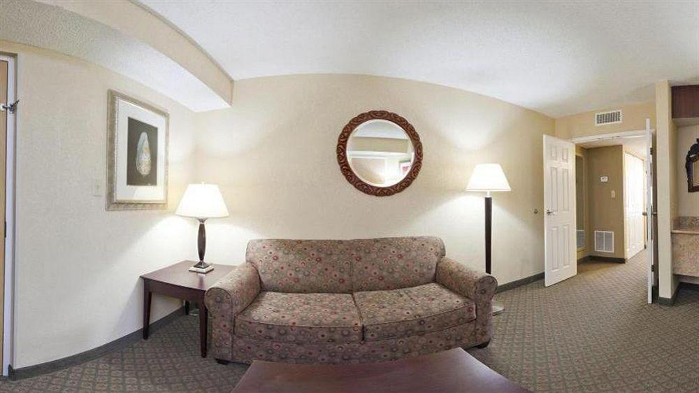 Holiday Inn Express Hotel Clearwater East - Icot Center By Ihg Pinellas Park Exterior photo