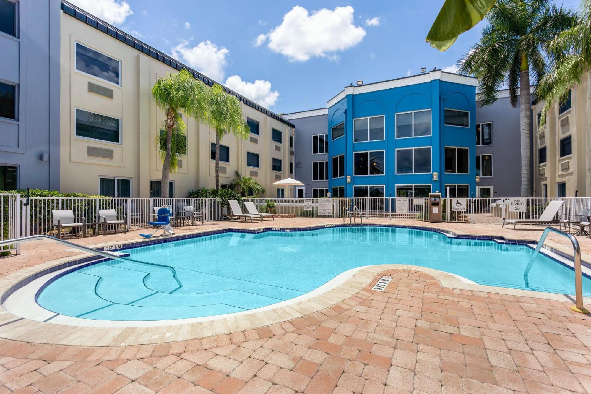 Holiday Inn Express Hotel Clearwater East - Icot Center By Ihg Pinellas Park Exterior photo