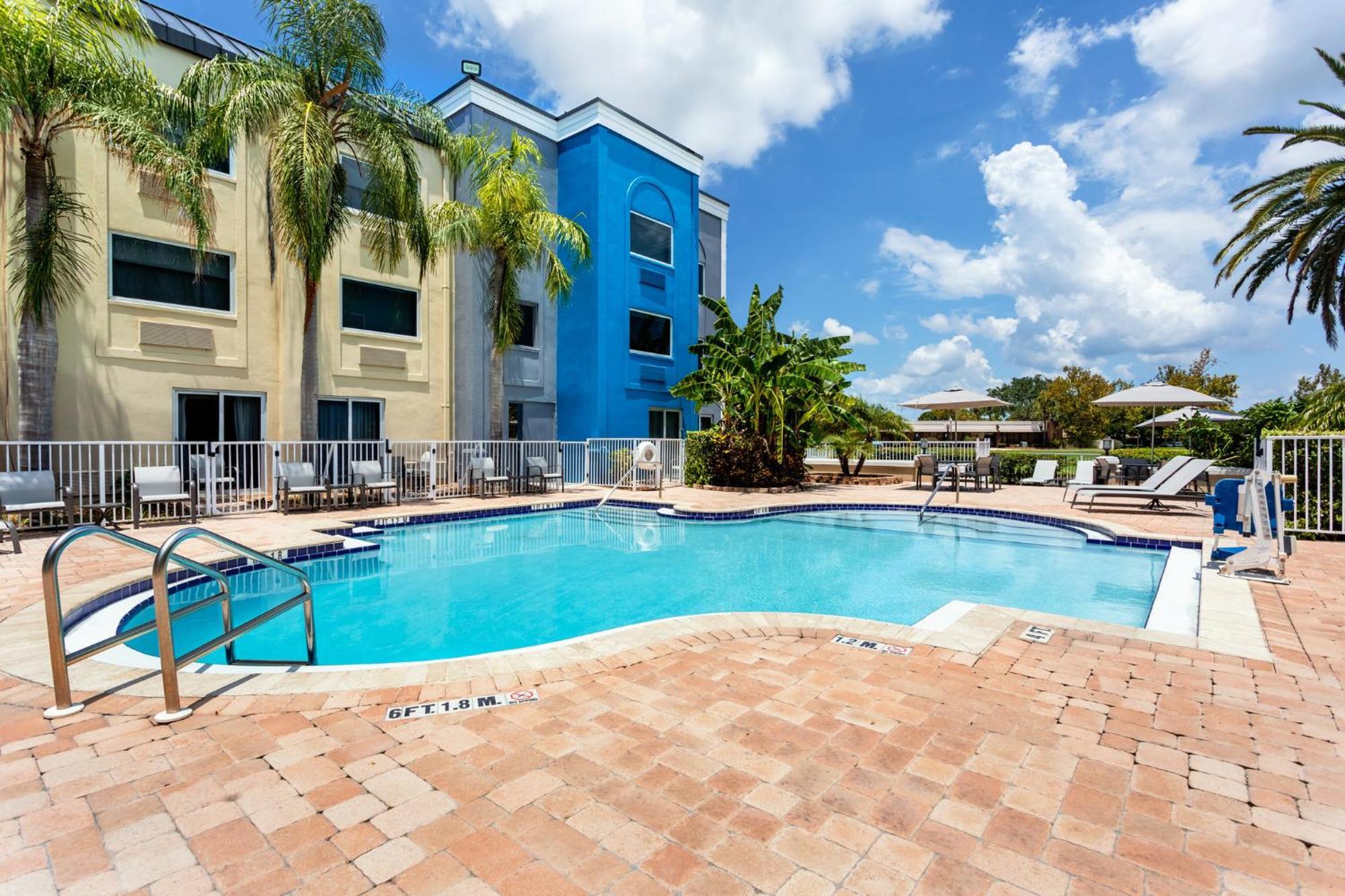 Holiday Inn Express Hotel Clearwater East - Icot Center By Ihg Pinellas Park Exterior photo