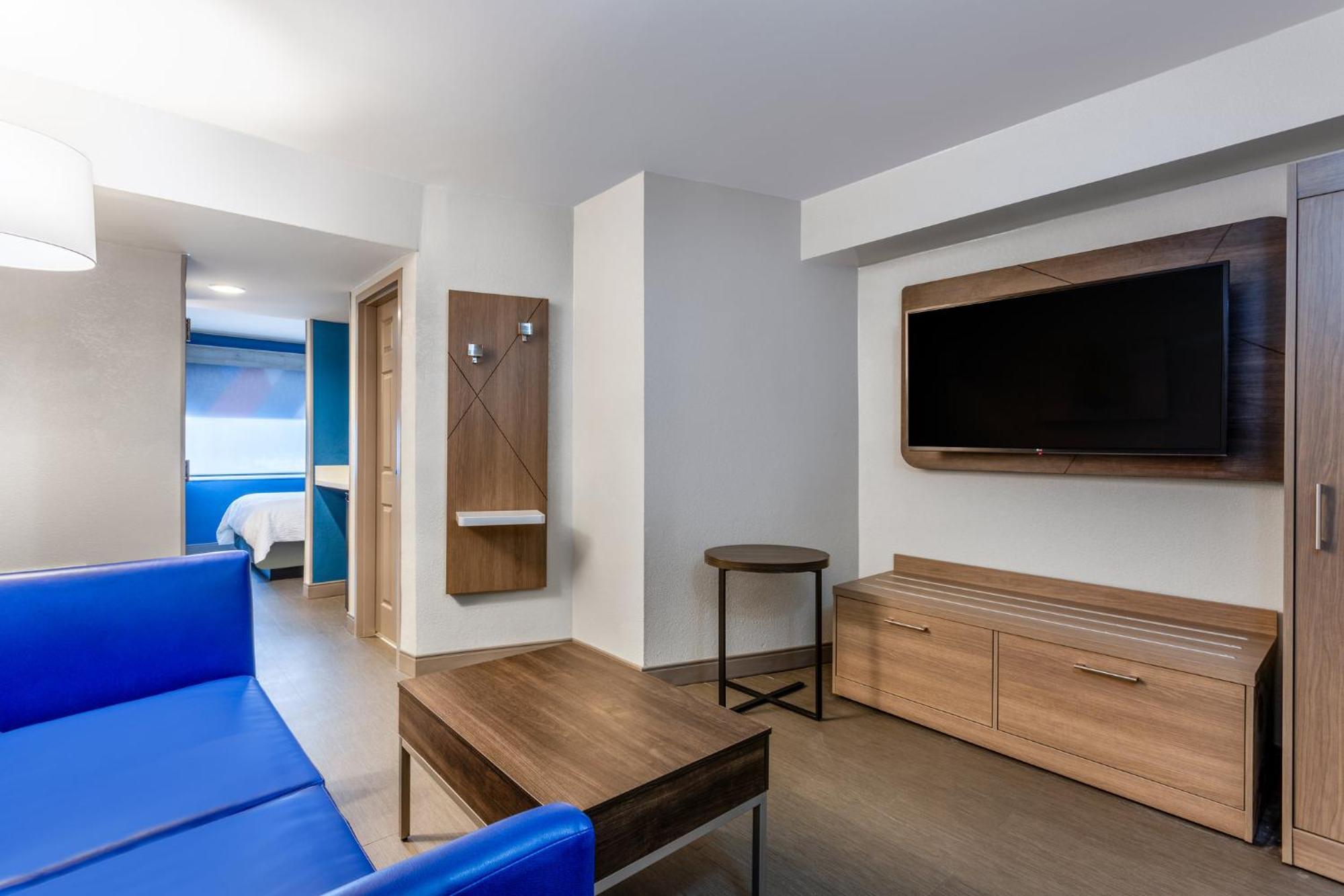 Holiday Inn Express Hotel Clearwater East - Icot Center By Ihg Pinellas Park Exterior photo