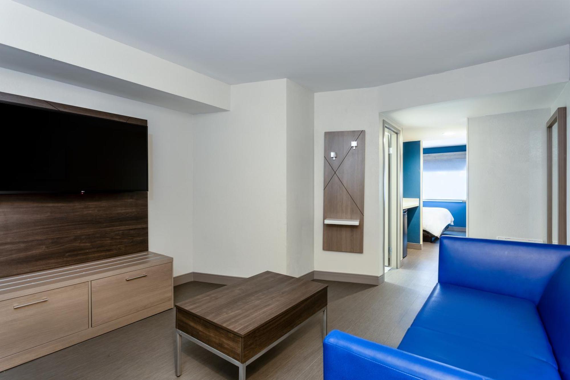 Holiday Inn Express Hotel Clearwater East - Icot Center By Ihg Pinellas Park Exterior photo